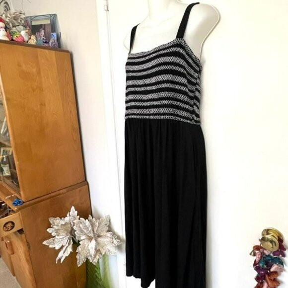 LANE BRYANT PLUS SIZE 18 - 20 BLACK & WHITE KNIT CASUAL DRESS WITH SMOCKED TOP - Picture 6 of 11